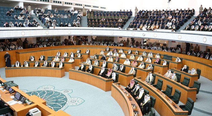 Kuveyt Emiri es-Sabah, anayasayı ihlal etmekle suçladığı parlamentoyu feshetti