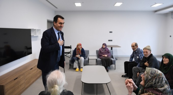 Başkan Dündar, huzurevi sakinlerinin yüzünü güldürdü