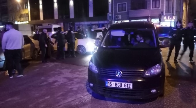 Bursa'da ehliyetsiz sürücü, yolun karşısına geçen aileye çarptı
