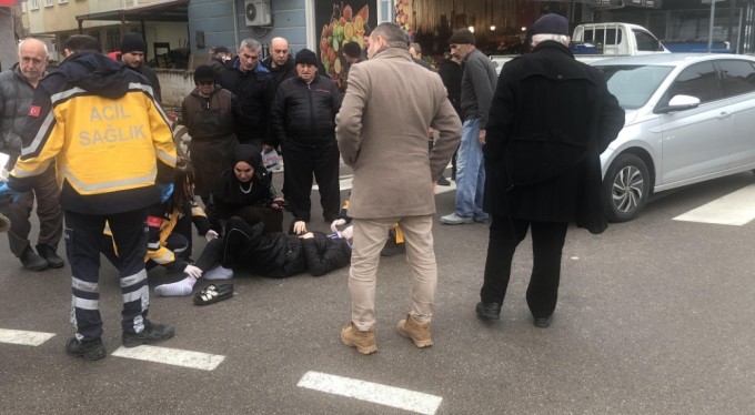 Yaya geçidinden karşıya geçen kadına otomobil çarptı