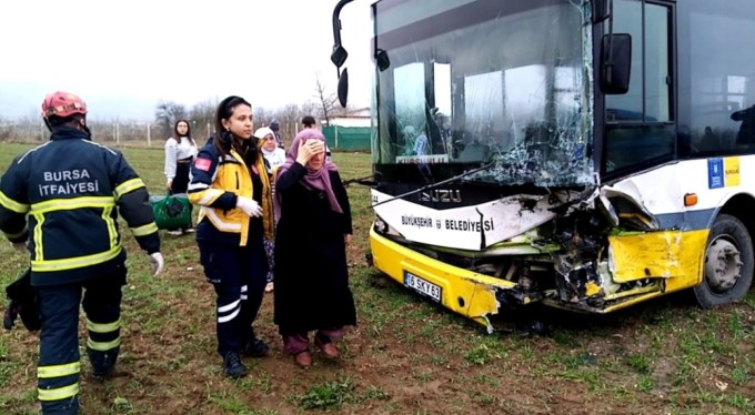 Halk otobüsüyle otomobil kafa kafaya çarpıştı: 8 yaralı