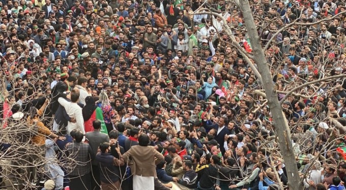 Pakistan'da Imran Khan destekçileri protestolarını sürdürüyor