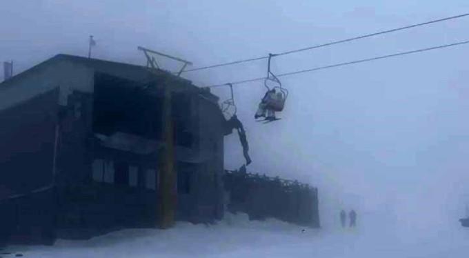 Uludağ'da korku dolu anlar! Telesiyejde asılı kaldı