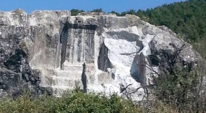 Bursa'da Roma dönemine ait mezarı asitle eritmeye çalışan defineciler yakalandı!