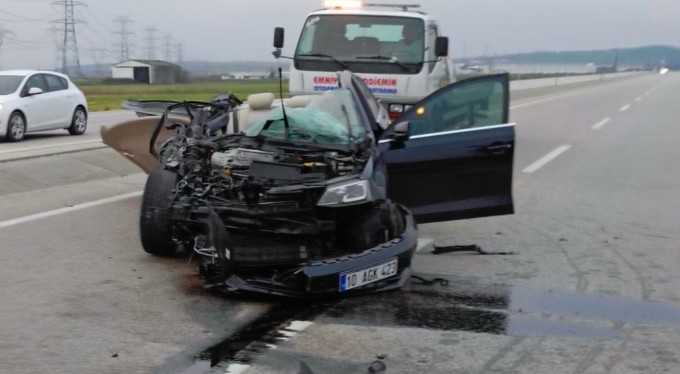 Kamyonete çarpan otomobil sürücüsü hayatını kaybetti!