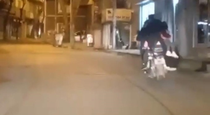 Motosiklete 4 kişi bindiler, ne kendilerini ne de çocuklarını düşündüler