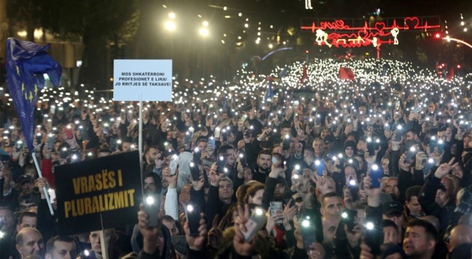 Arnavutluk'ta muhaliflerden hükümet binasına molotof kokteylli saldırı