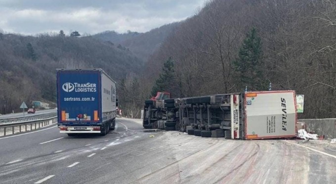 Bursa'da kontrolden çıkan tır devrildi