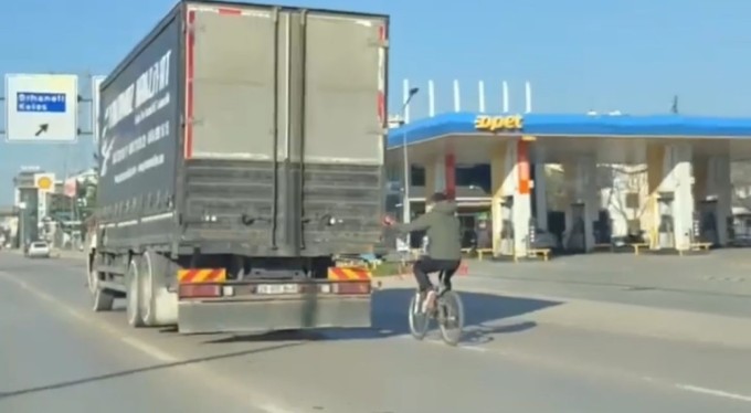 Bursa'da tehlikeli yolculuk! Kamyonun kasasına tutunarak kilometrelerce ilerledi