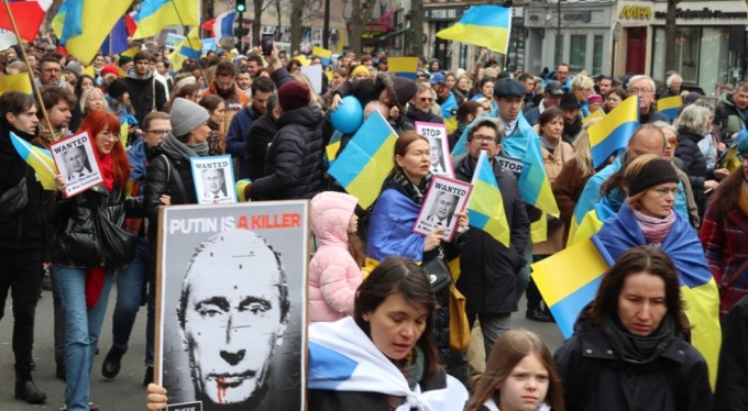 Fransa'da savaşın yıldönümünde Ukrayna'ya destek gösterisi