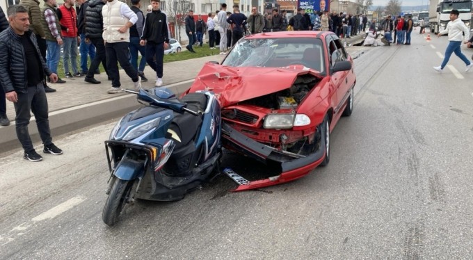 Bursa'da otomobil motosiklete çarptı: 3 yaralı