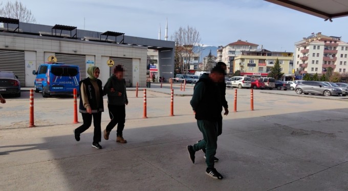 Bursa'da uyuşturucu taciri sevgililer 1 kilo metanfetaminle yakalandı!