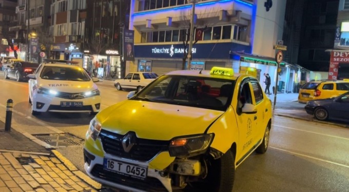 Bursa'da hatalı dönüş yapan taksici motosikletliye çarptı!