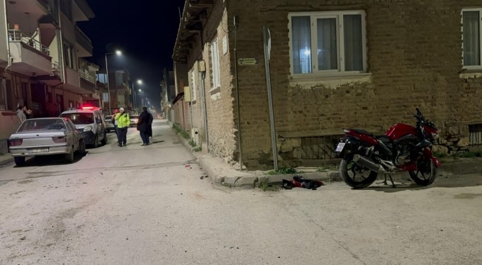 Motosikletli önüne çıkan otomobile çarptı : 2 yaralı