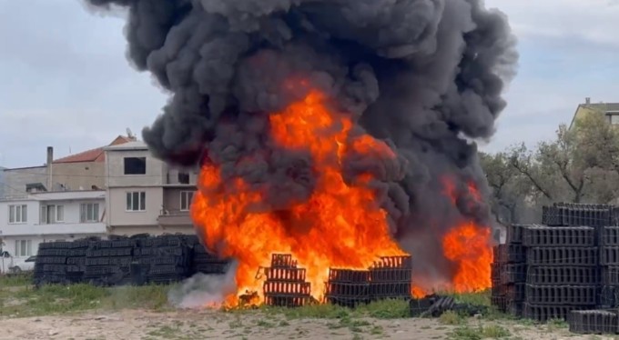 Bursa'da büyük yangın! Plastik kasalar alev aldı