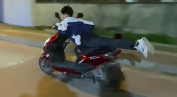 Burda'da motosikleti yatarak sürdü, canını hiçe saydı