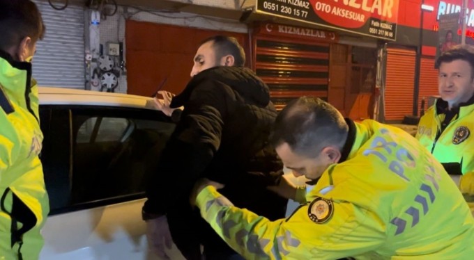 Bursa'da polisi görünce geri vitese taktı, son sürat kaçmaya çalıştı
