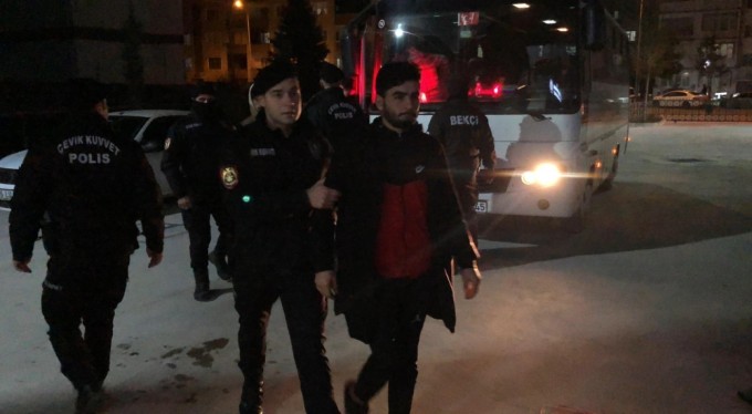 Bursa'da 30 kaçak göçmen saklandıkları apartman dairesinde yakaladı