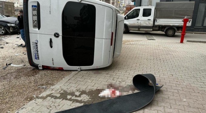 Bursa'da servis minibüsü ile otomobilin çarpıştığı kazada faciadan dönüldü