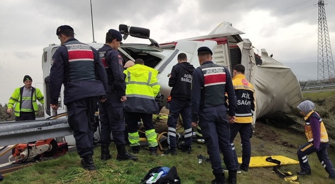 Bursa'da devrilen tırın sürücüsü yaralandı