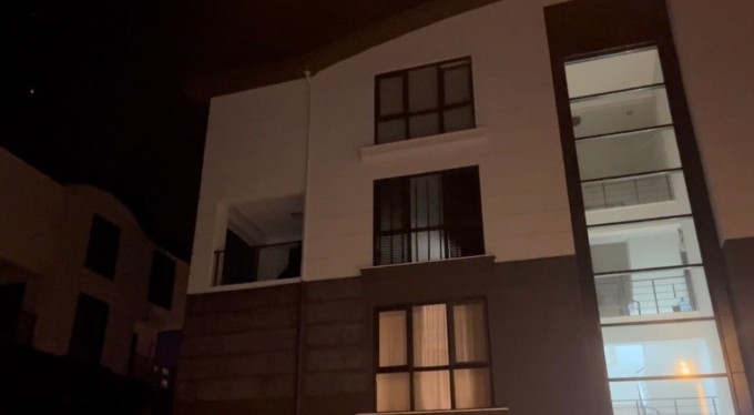 Depremden korkup 2. kattan atlayan genç gözyaşlarıyla toprağa verildi