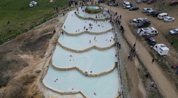 Pamukkale değil Bursa...Ücretsiz termal su ve çamur için akın akın geliyorlar