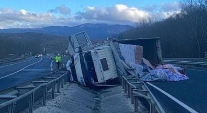 Bursa'da kontrolden çıkan kamyon orta refüje devrildi