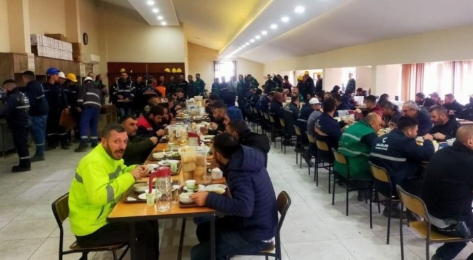 Özelleştirilen termik santrallerin işçileri öğle yemeğinde eylem yaptı