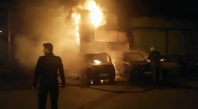 Bursa'da oto tamircide çıkan yangın 4 aracı kullanılamaz hale getirdi