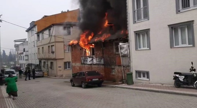 Bursa İnegöl'de 2 katlı bina alev alev yandı