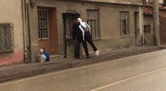 Bursa'da garip olay! Dakikalarca sevdiği cansız mankeni kucaklayıp kaçırdı