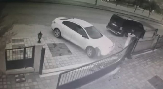 Bursa'da sitenin girişine çarpıp kaçtı