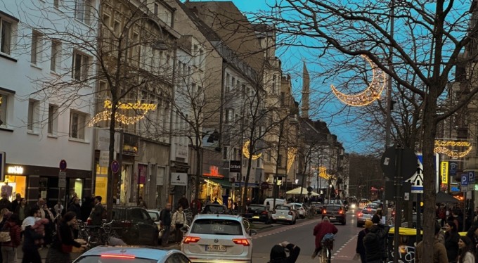 Köln'de caddeler ilk kez Ramazan ayına özel ışıklandırıldı