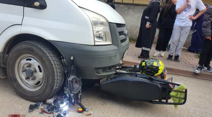 Bursa'da ehliyetsiz motosiklet sürücüsü polisten kaçarken kaza yaptı