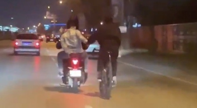Bursa'da motosikletteki arkadaşına tutunarak ilerledi, canını hiçe saydı