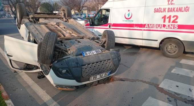 Bursa'da döner kavşakta kaza yaapn araç takla attı!