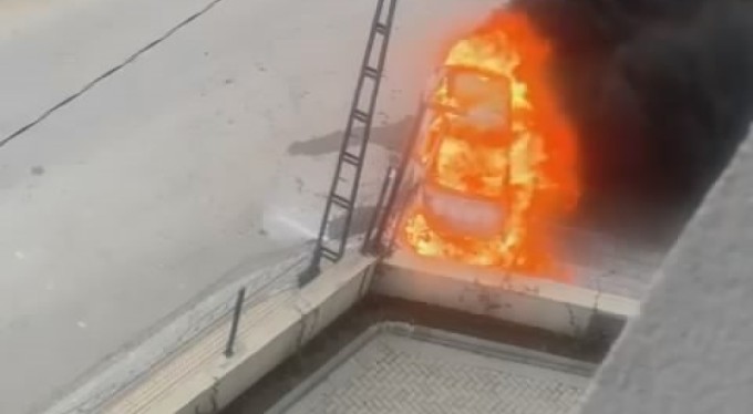 Bursa'da duvara çarpan otomobil yanarak kullanılamaz hale geldi