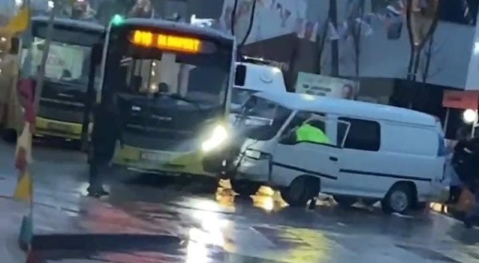 Bursa'da zincirleme kaza! 3 kişi yaralandı.