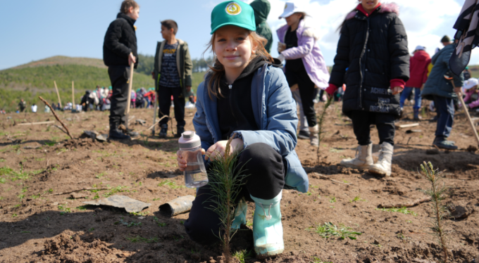 Bursa'da Dünya Ormancılık Günü'nde çocuklar bin fidan dikti