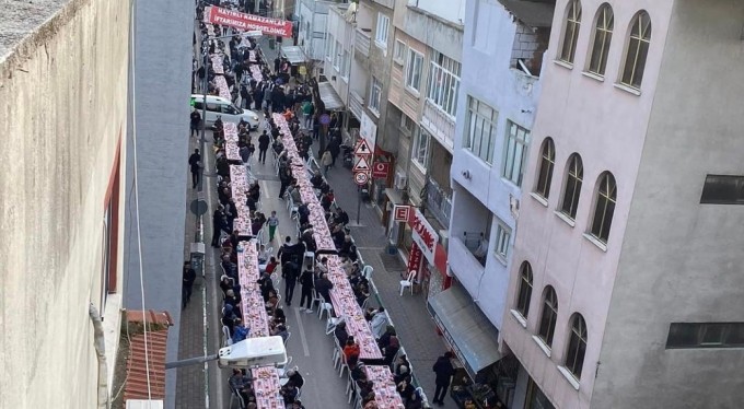 Bursa'da mahalle gençleri bin kişilik iftar verdi
