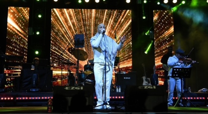 Ünlü şarkıcı Maher Zain en güzel ilahilerini Osmangazi Meydanı'nda söyledi