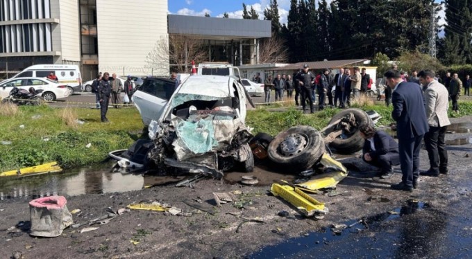 Otomobil ile TIR'ın çarpışması sonucu aynı aileden 6 kişi hayatını kaybetti.