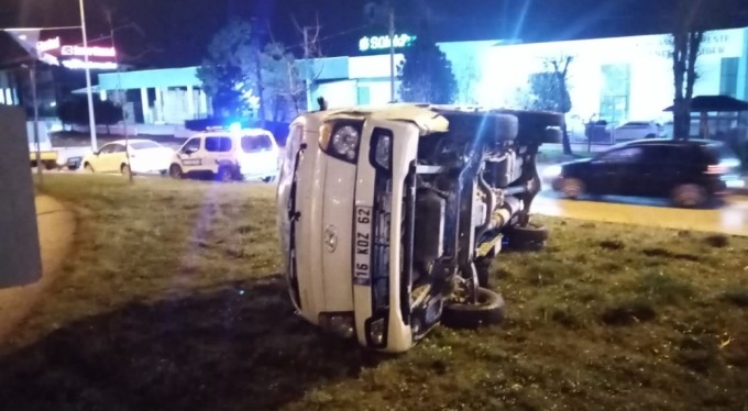 Bursa'da kontrolden çıkan kamyonet otluk alana uçtu