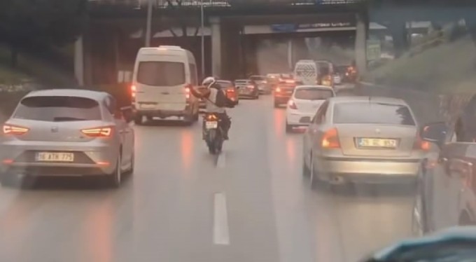 Bursa'da motosiklet sürücüsü ambulans için trafiği fermuar sistemiyle açtı