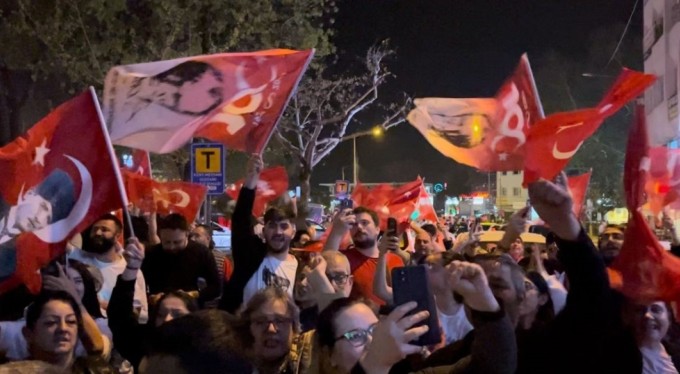 Bursa'da CHP'liler kutlamalara başladı