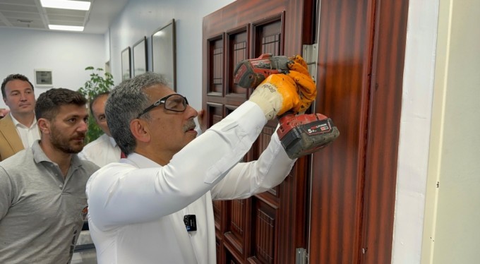 Gemlik Belediye Başkanı Deviren makam kapısını söktü