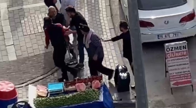 Bursa'da seyyar satıcıların "yer" kavgası kamerada