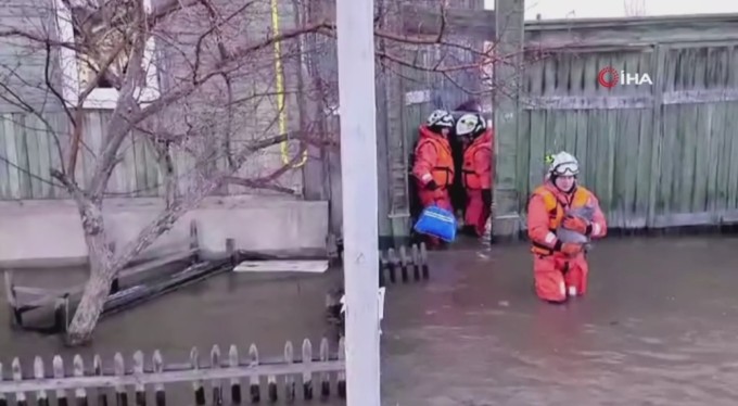 Rusya'da baraj kısmen yıkıldı, 2 bin 400'den fazla ev sular altına kaldı