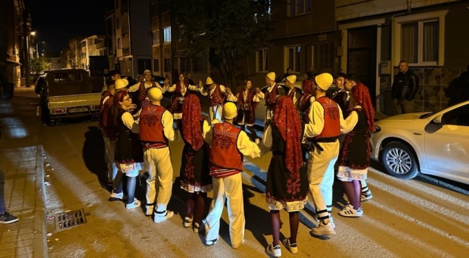Bursa'da yöresel kıyafetler giyerek oyun havasıyla vatandaşları sahura kaldırdılar