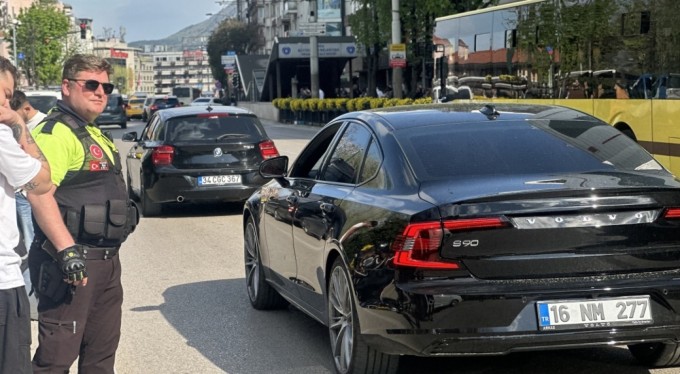 Bursa'da yolun karşısına geçmek isteyen yayalara motosiklet çarptı